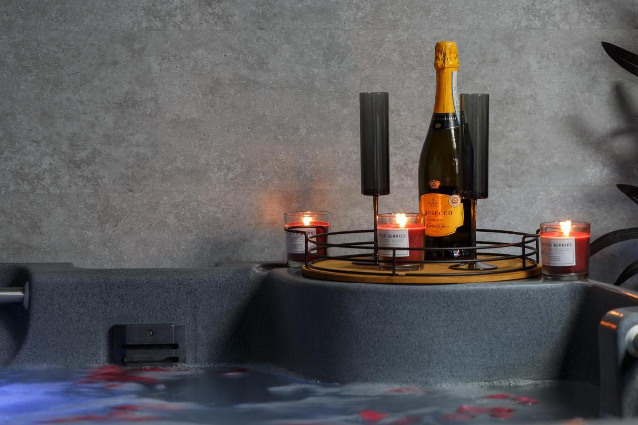 Riverside Studio With Jacuzzi! 셰필드 외부 사진